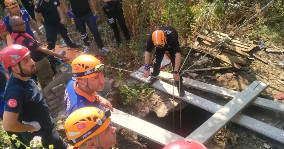İZMİR (AA) – İzmir'in Karabağlar ilçesinde su kuyusuna düşen anne