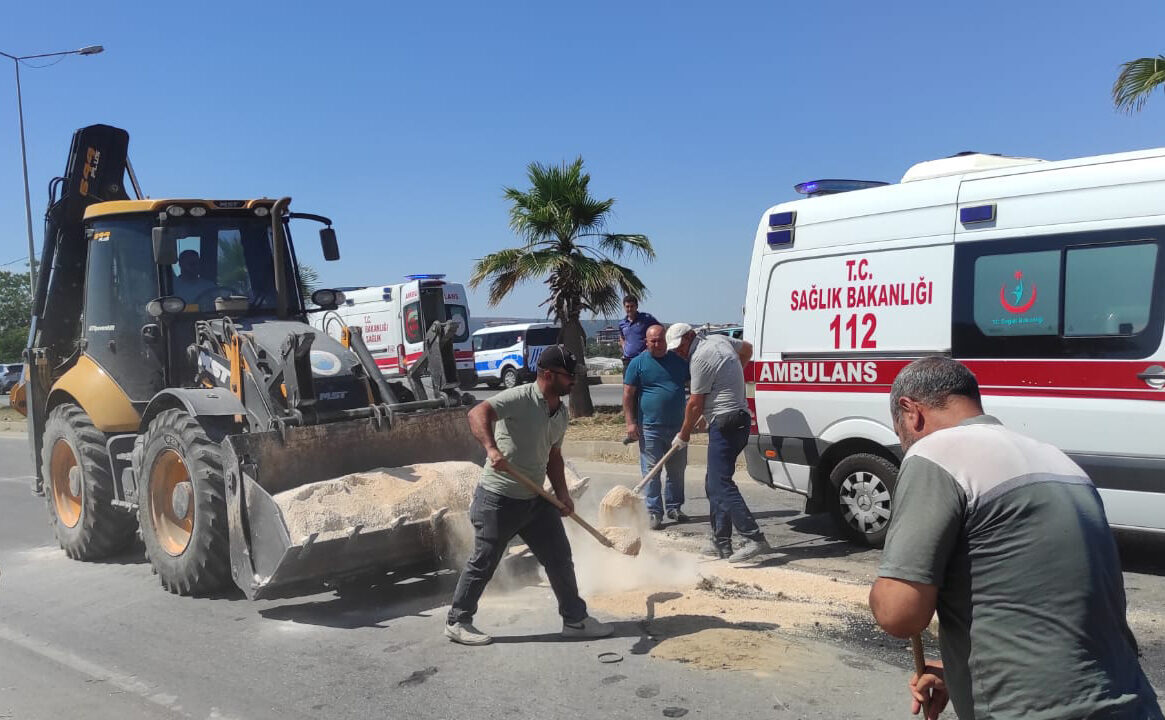 İZMİR (AA) – İzmir'in Menderes ilçesinde iki panelvanın çarpışması sonucu