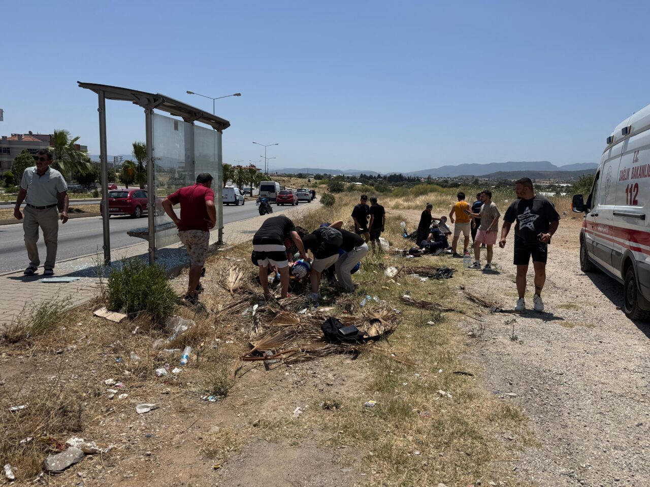 İZMİR (AA) – İzmir'in Menderes ilçesinde motosikletin otobüs durağında bekleyen