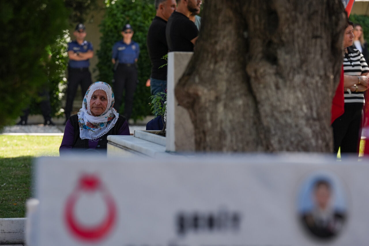 - Emekli polis memuru ve şehit babası Osman Demirkollu:
- "Çocuğunu