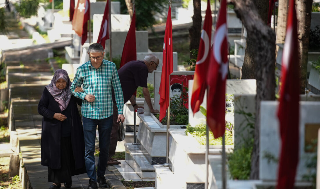 İZMİR (AA) – İzmir'de şehit yakınları, Kurban Bayramı'nın birinci gününde