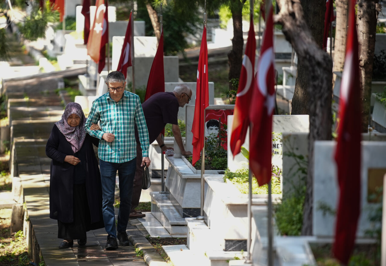 İZMİR (AA) – İzmir'de şehit yakınları, Kurban Bayramı'nın birinci gününde