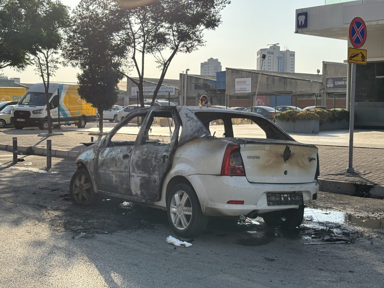 İZMİR (AA) – İzmir'in Bayraklı ilçesinde seyir halindeyken yanmaya başlayan
