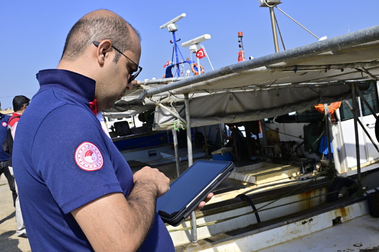 İZMİR (AA) – İzmir'in Güzelbahçe ilçesinde, balıkçı barınakları ve perakende