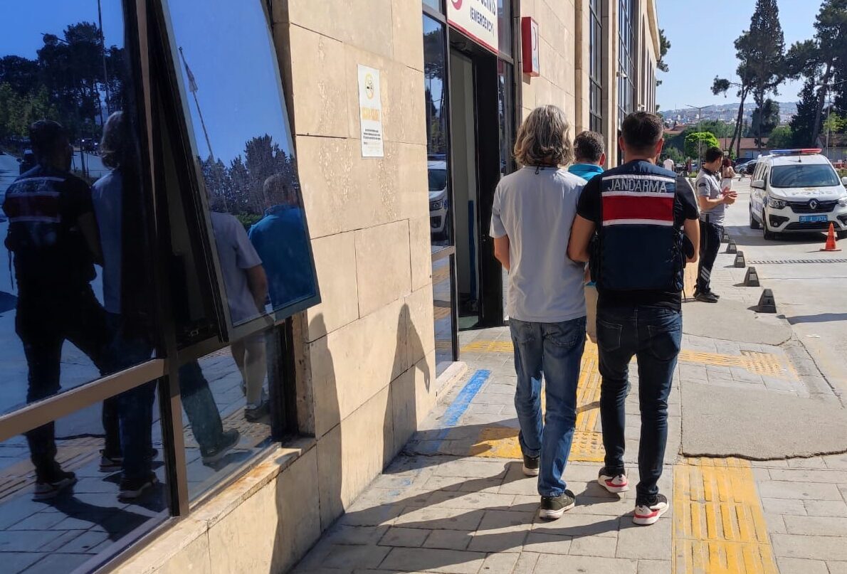 İZMİR (AA) – İzmir'de sosyal medyada terör örgütlerinin propagandasını yaptıkları