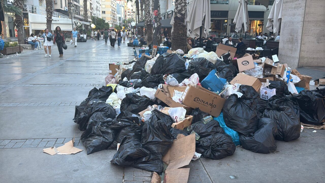 - Vatandaşlar, Genel-İş Sendikasına üye işçilerin grevi nedeniyle kentte toplanmayan