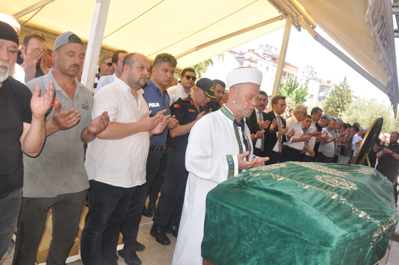 İZMİR (AA) – İzmir'in Ödemiş ilçesinde kamyonla çarpıştıktan sonra yaşamını