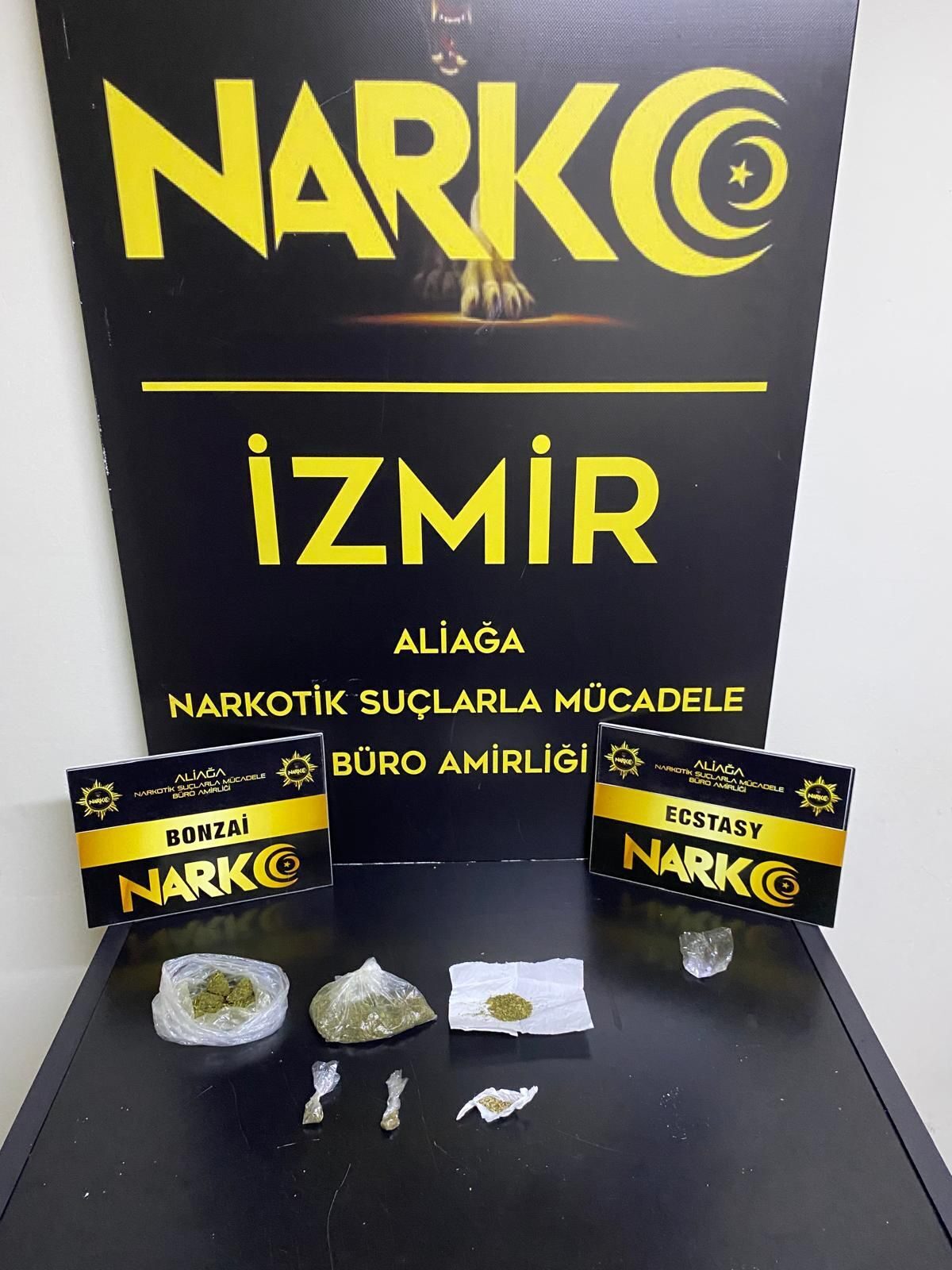 İZMİR (AA) – İzmir'in Aliağa ilçesinde uyuşturucu satıcılarına yönelik operasyonda