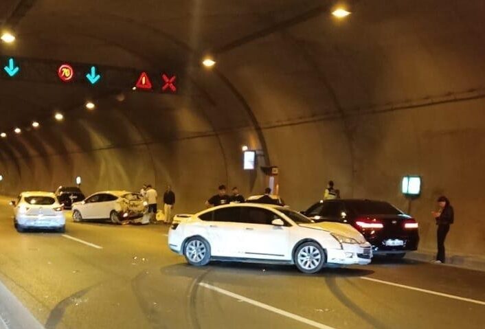 İZMİR (AA) – İzmir'in Kemalpaşa ilçesinde 4 otomobilin karıştığı zincirleme