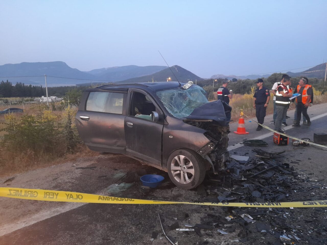 İZMİR (AA) – İzmir'in Menderes ilçesinde 3 otomobilin karıştığı zincirleme