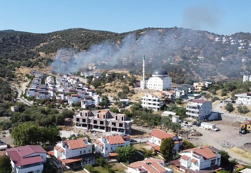 İZMİR (AA) – İzmir'in Dikili ilçesinde çıkan makilik yangınına ekiplerin