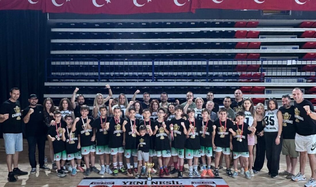 İZMİR (AA) – İzmir'de kız ve erkek çocuklarına basketbol eğitimi