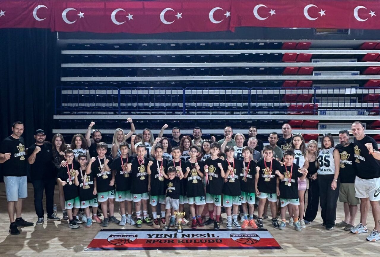 İZMİR (AA) – İzmir'de kız ve erkek çocuklarına basketbol eğitimi