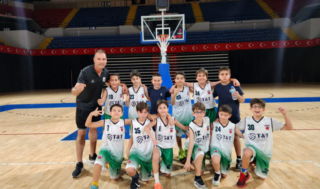 İZMİR (AA) – İzmir'de kız ve erkek çocuklarına basketbol eğitimi