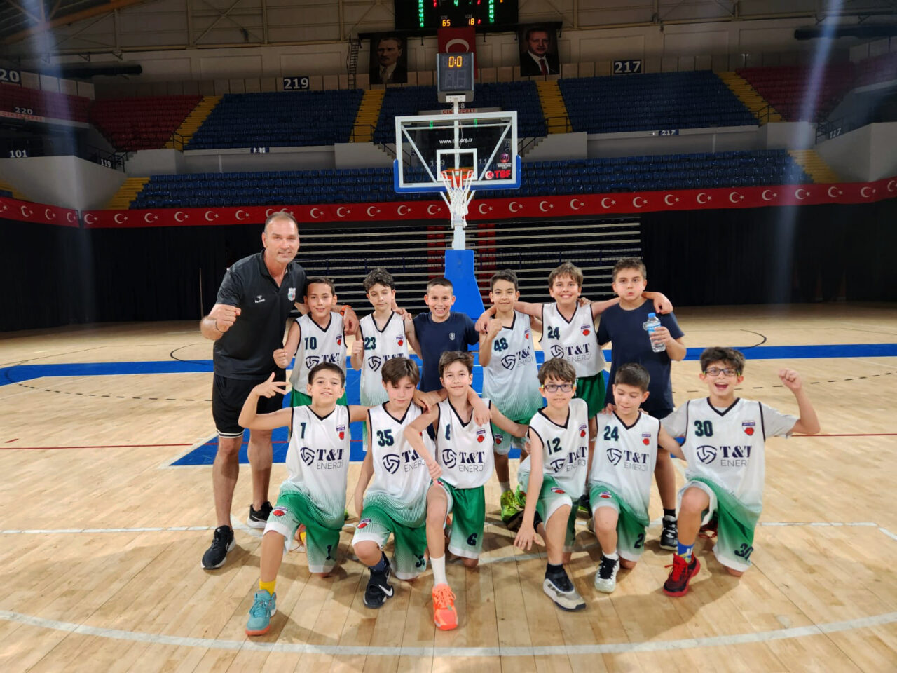 İZMİR (AA) – İzmir'de kız ve erkek çocuklarına basketbol eğitimi