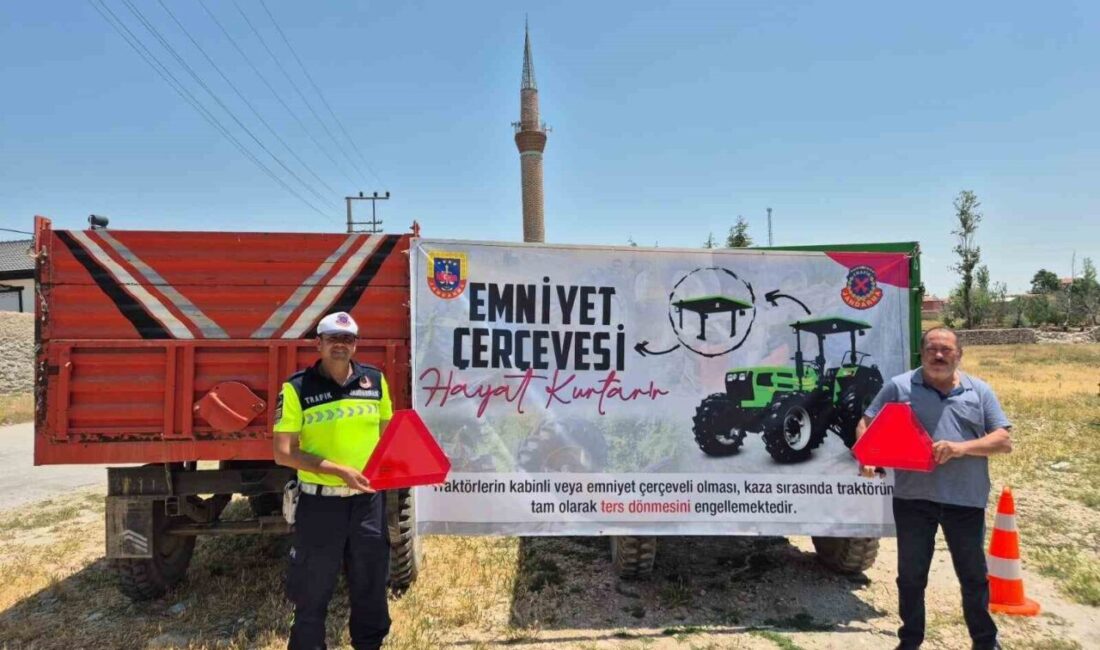 Afyonkarahisar’da jandarma ekipleri ’Reflektör Tak Görünür Ol’ projesi çerçevesinde traktör