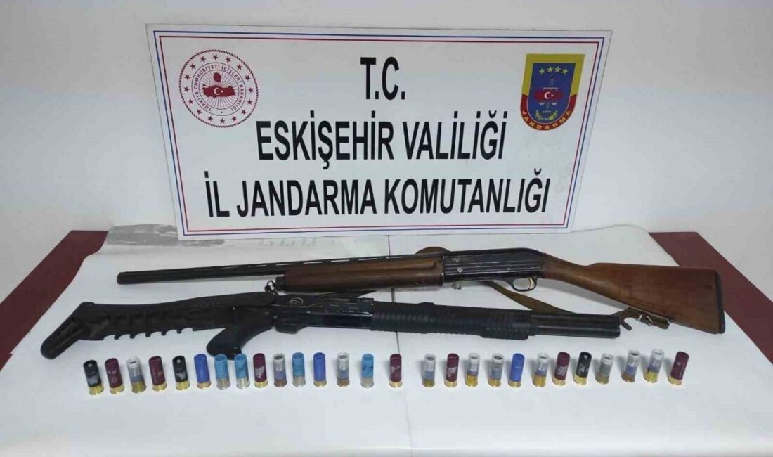 Eskişehir’de jandarma ekiplerinin çalışmaları sonucunda, kepçe ile kaçak kazı yaparken