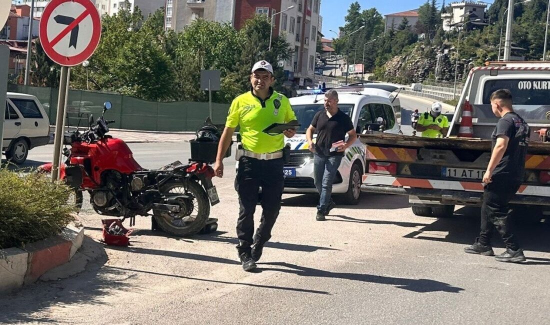 Bilecik’te seyir halinde kontrolden çıkarak devrilen motosikletin sürücüsü yaralandı. Alınan