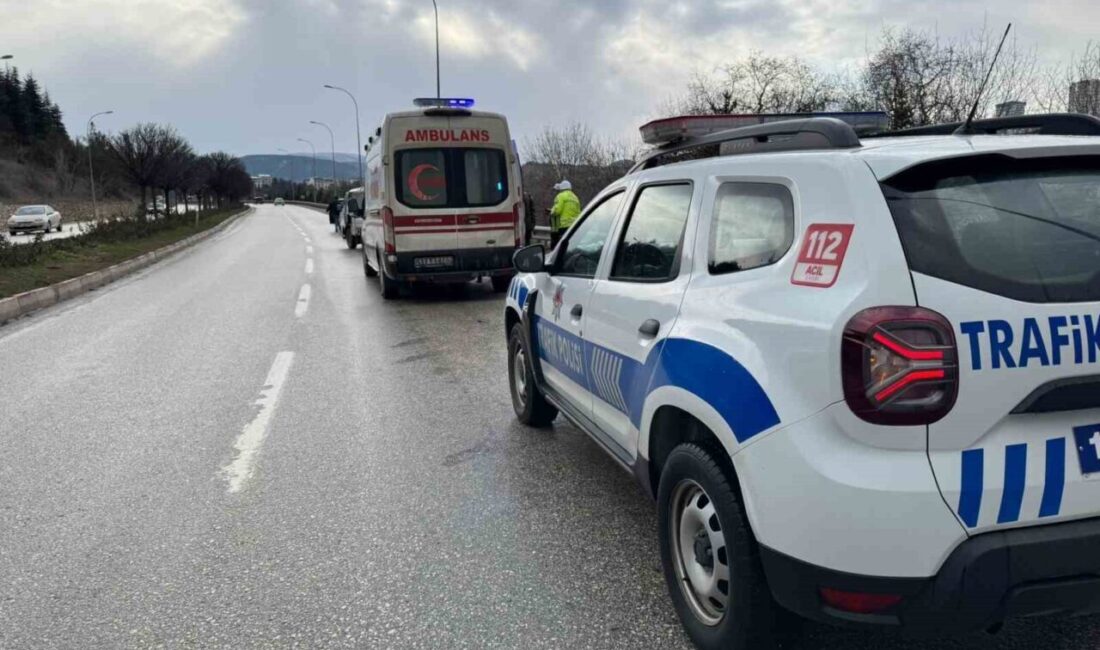 Bilecik’te seyir halinde kontrolden çıkan otomobil orta refüjü aşarak karşı