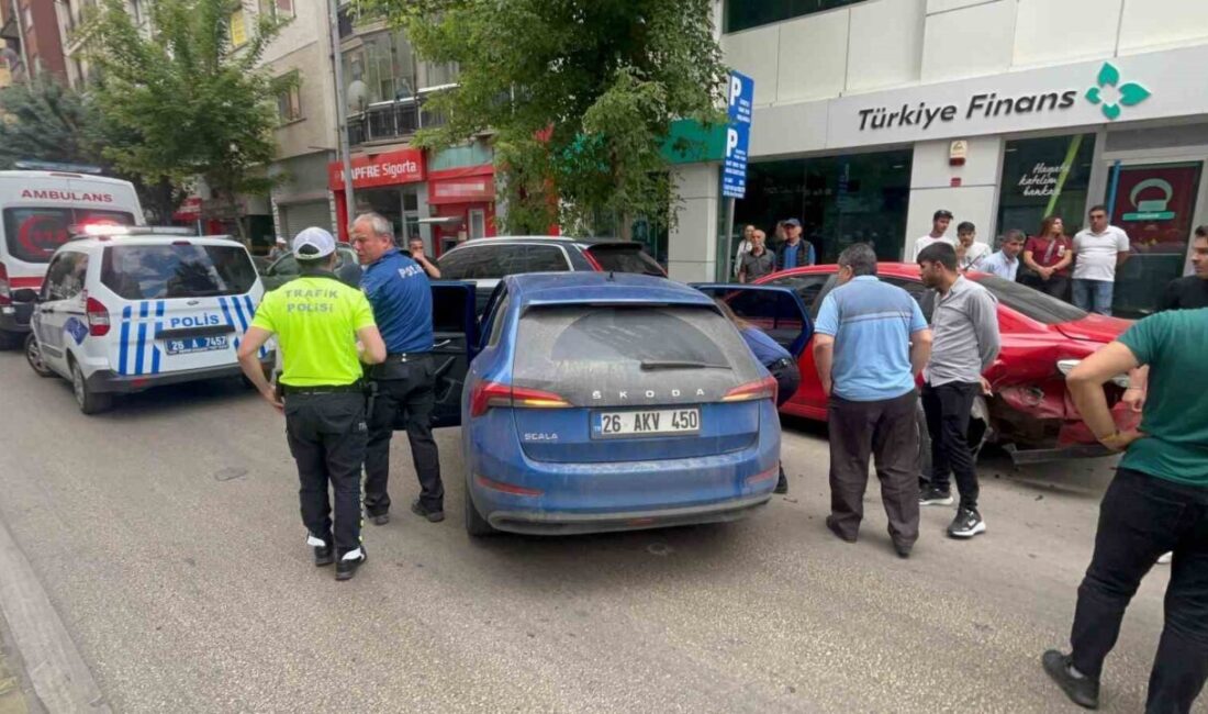 Eskişehir’de sürücüsünün direksiyon hakimiyetini kaybettiği otomobil park halindeki 2 araca