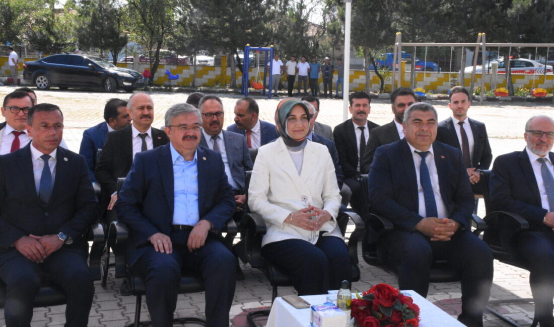 KONYA (AA) – Konya, Karaman, Aksaray ve Afyonkarahisar'da öğrenciler, karnelerini