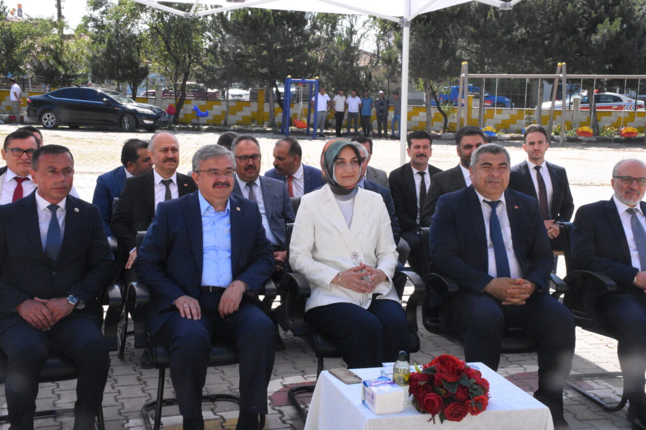 KONYA (AA) – Konya, Karaman, Aksaray ve Afyonkarahisar'da öğrenciler, karnelerini