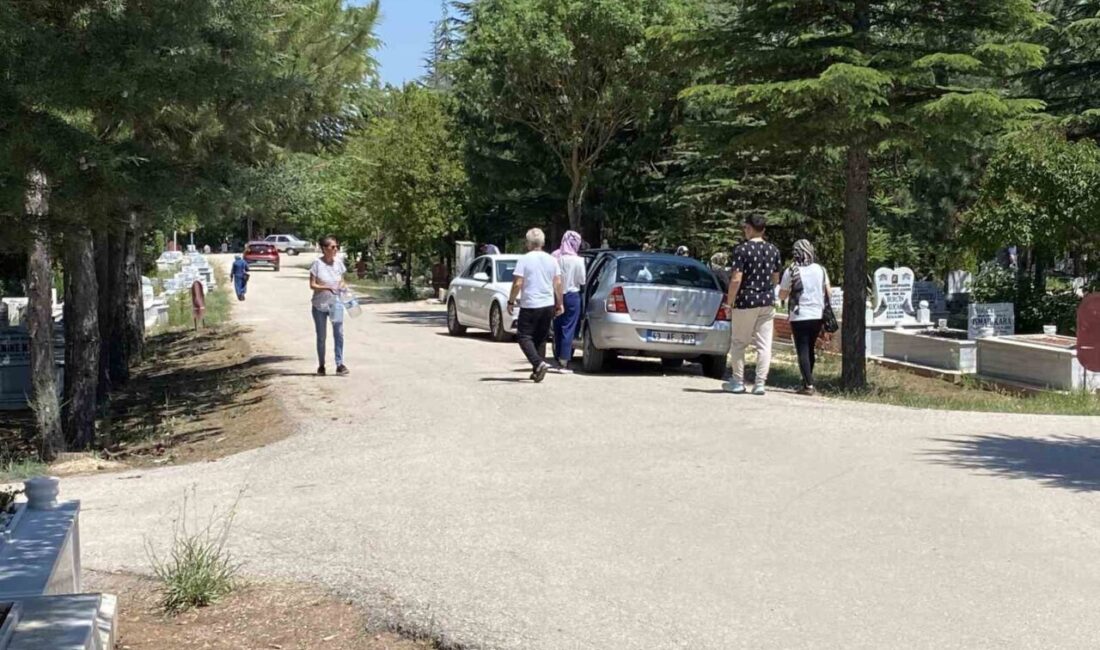 Eskişehir’de bazı vatandaşlar Kurban Bayramı arefesinde, vefat eden yakınlarının kabrini