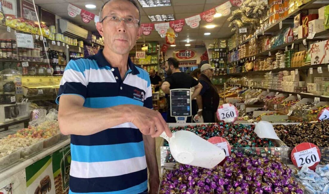 Eskişehir’de Kurban Bayramı’na son bir gün kala kuruyemişçilerin işleri yoğunlaşırken,