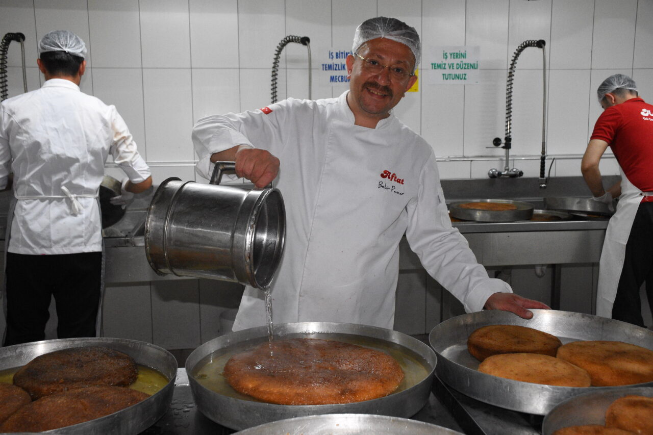AFYONKARAHİSAR (AA) – Afyonkarahisar'ın coğrafi işaret tescilli lezzeti ekmek kadayıfı,