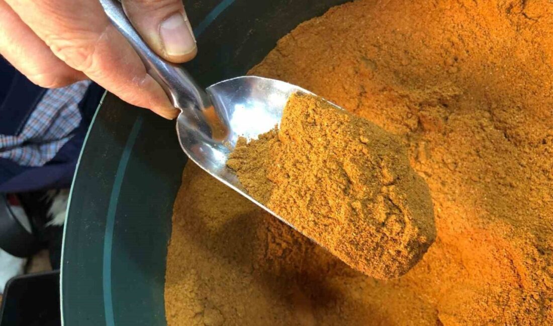 Eskişehir’de Kurban Bayramı’na sayılı günler kala esnaf, evinde sucuk dolduracaklara