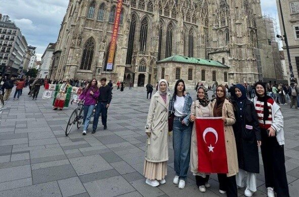 Kütahya’nın Tavşanlı ilçesindeki Tavşanlı Devlet Ana Kız Anadolu İmam Hatip