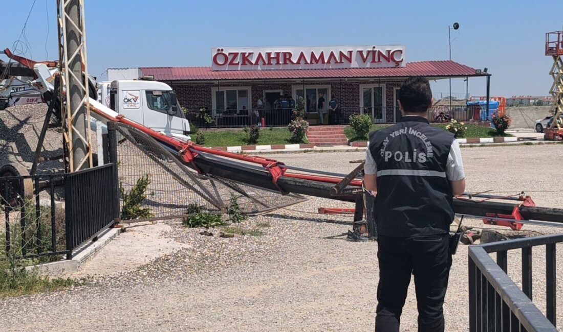 KÜTAHYA (AA) – Kütahya'da, devrilen vinçten düşen 2 kişi yaralandı.