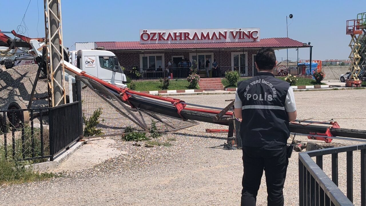 KÜTAHYA (AA) – Kütahya'da, devrilen vinçten düşen 2 kişi yaralandı.
