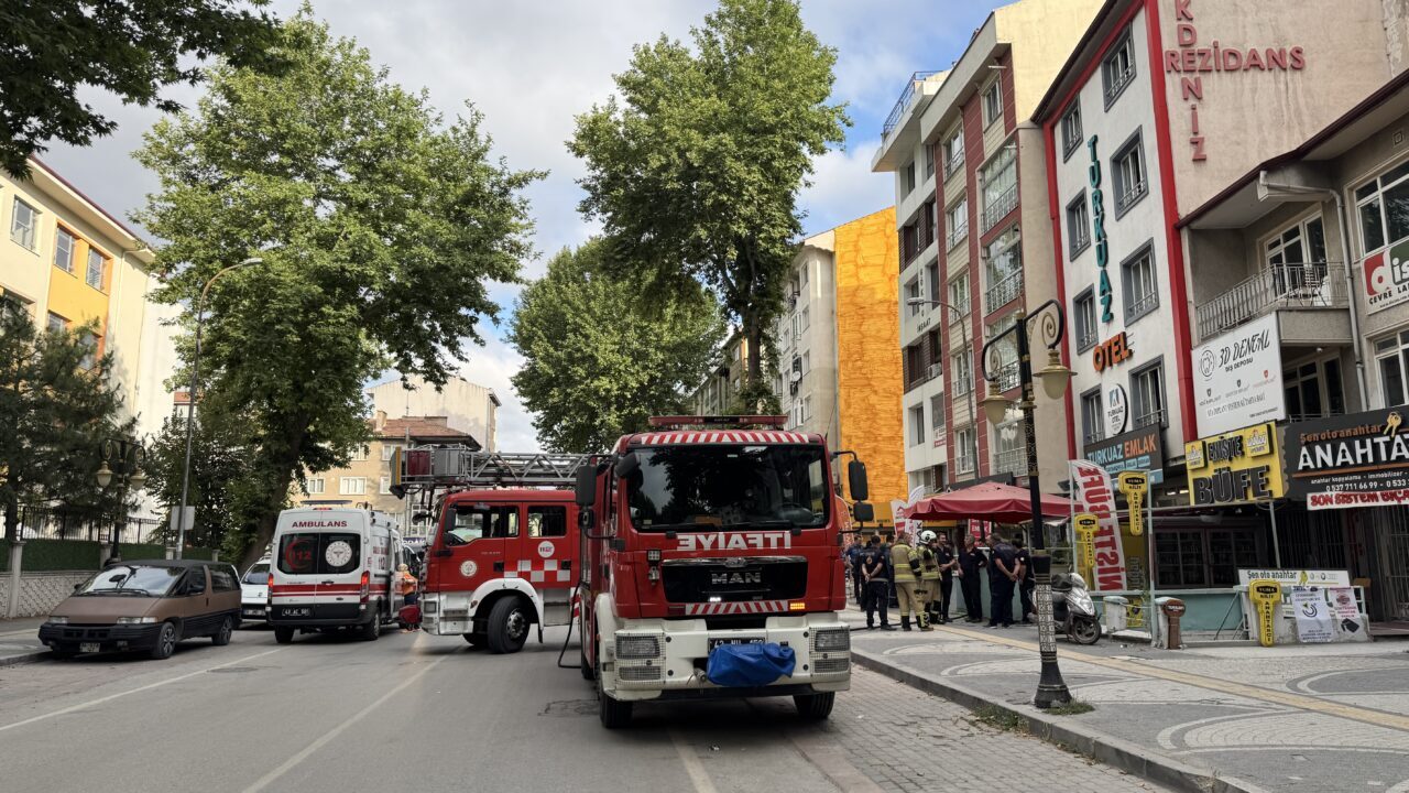 - Ekiplerce 8 kişiye ambulanslarda müdahale edildi, 2 kişi Kütahya