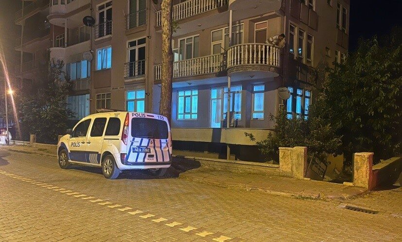 Kütahya’nın Tavşanlı ilçesinde silahla oynayan erkek kardeş, ablasını yanlışlıkla vurarak