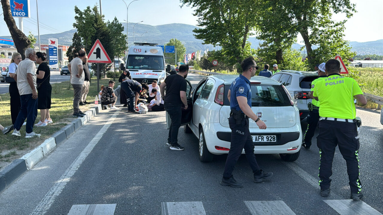 KÜTAHYA (AA) – Kütahya’da yaya geçidinde otomobilin çarptığı iki kız