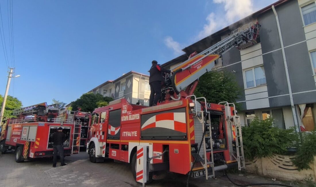 KÜTAHYA (AA) – Kütahya'da yangın çıkan bir apartman dairesinde mahsur