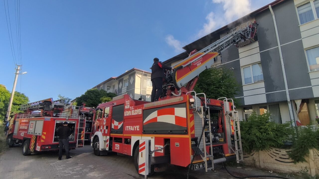 KÜTAHYA (AA) – Kütahya'da yangın çıkan bir apartman dairesinde mahsur
