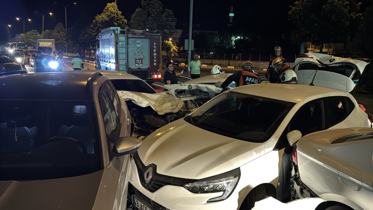 KÜTAHYA (AA) – Kütahya'da 6 otomobilin karıştığı zincirleme trafik kazasında