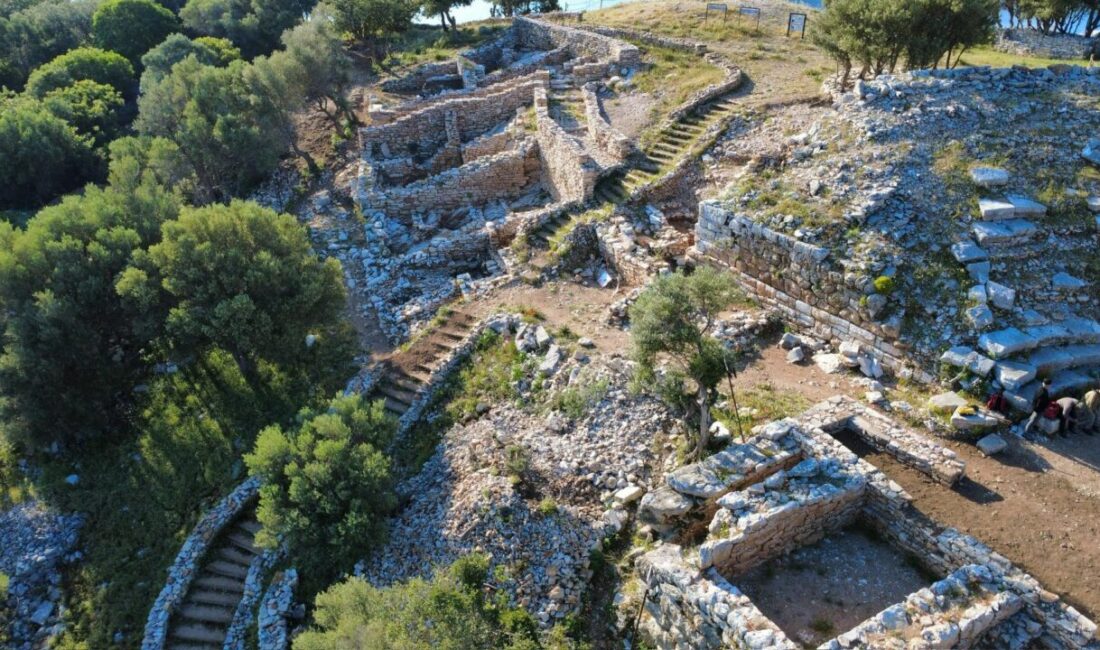 MUĞLA (AA) – Muğla'nın Marmaris ilçesindeki Amos Antik Kenti'nin tiyatro