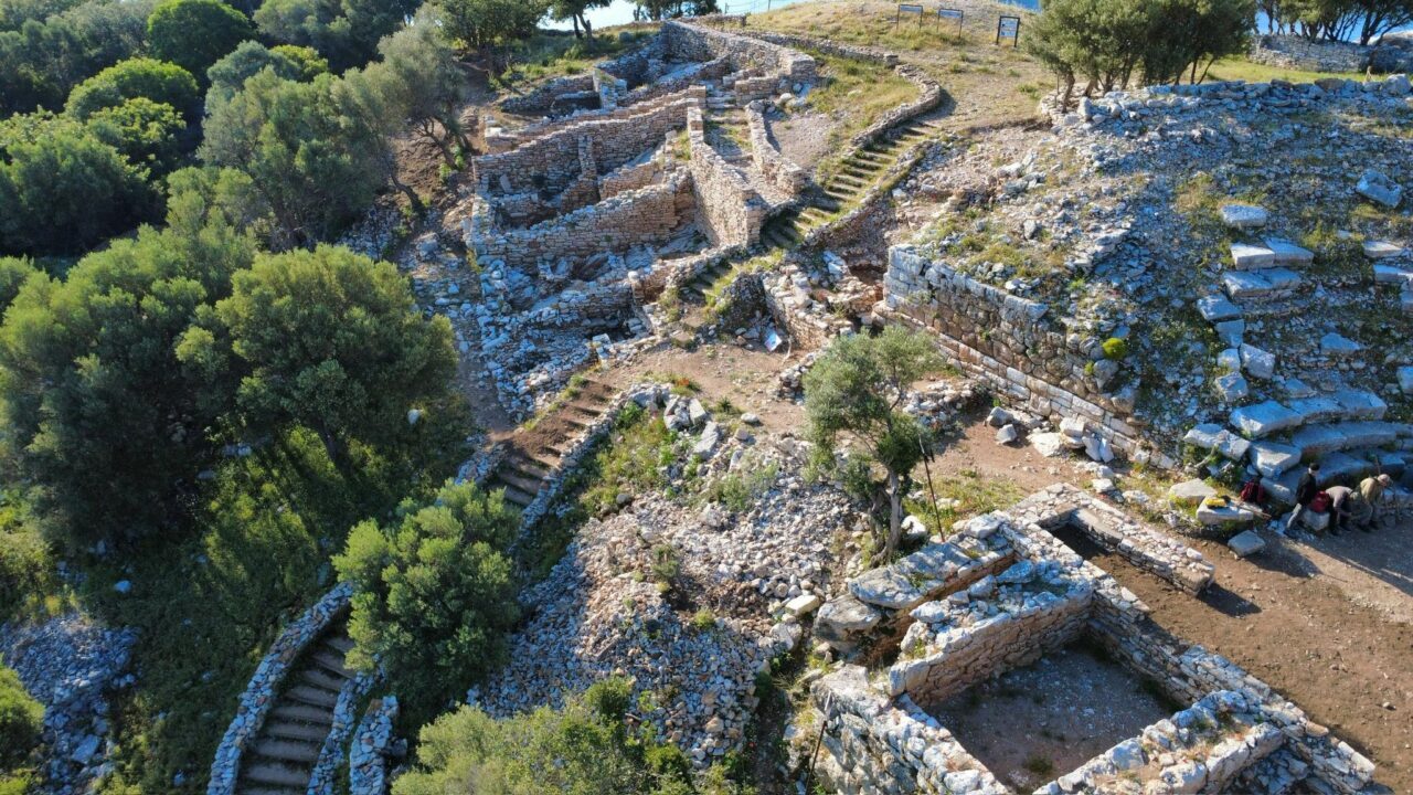 MUĞLA (AA) – Muğla'nın Marmaris ilçesindeki Amos Antik Kenti'nin tiyatro
