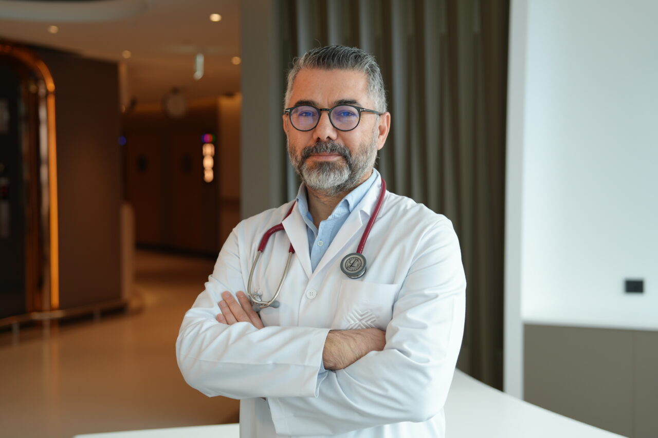 - Medipol Sağlık Grubu'ndan Enfeksiyon Hastalıkları ve Klinik Mikrobiyoloji Uzmanı