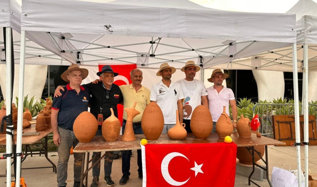 İZMİR (AA) – İzmir'in Menemen ilçesinde yaşayan çömlek ustaları, Fransa'da