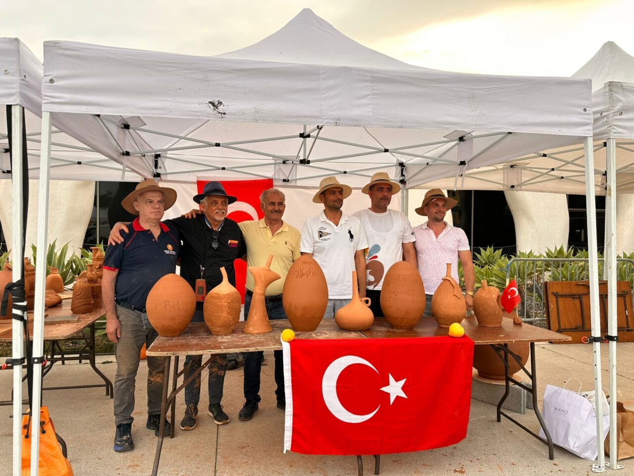 İZMİR (AA) – İzmir'in Menemen ilçesinde yaşayan çömlek ustaları, Fransa'da