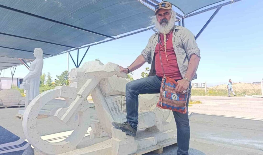 Afyonkarahisar’da dün kapılarını açan blok mermer fuarında sanatçıların mermeri işleyerek
