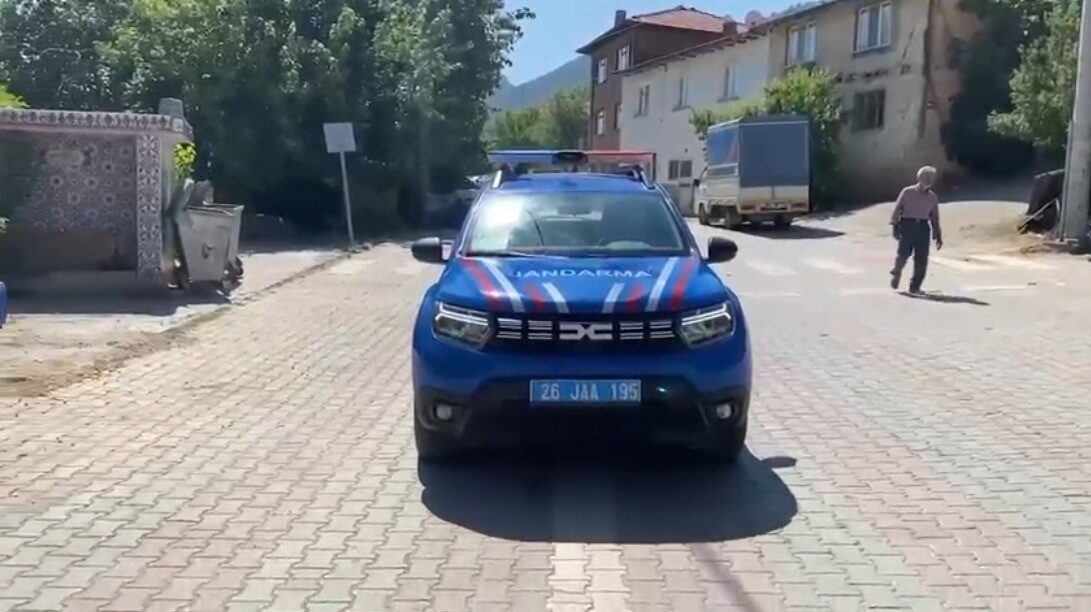 Eskişehir’in Mihalgazi ilçesinde orman yangınlarına karşı jandarma ekipleri tarafından vatandaşlar