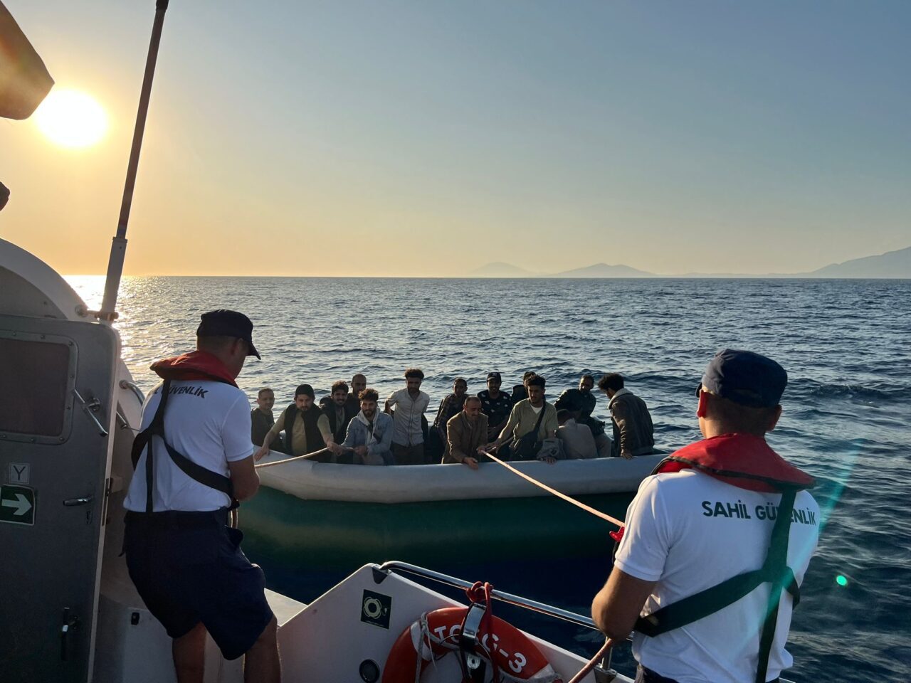 MUĞLA (AA) – Muğla'nın Datça ilçesi açıklarında sürüklenen lastik bottaki