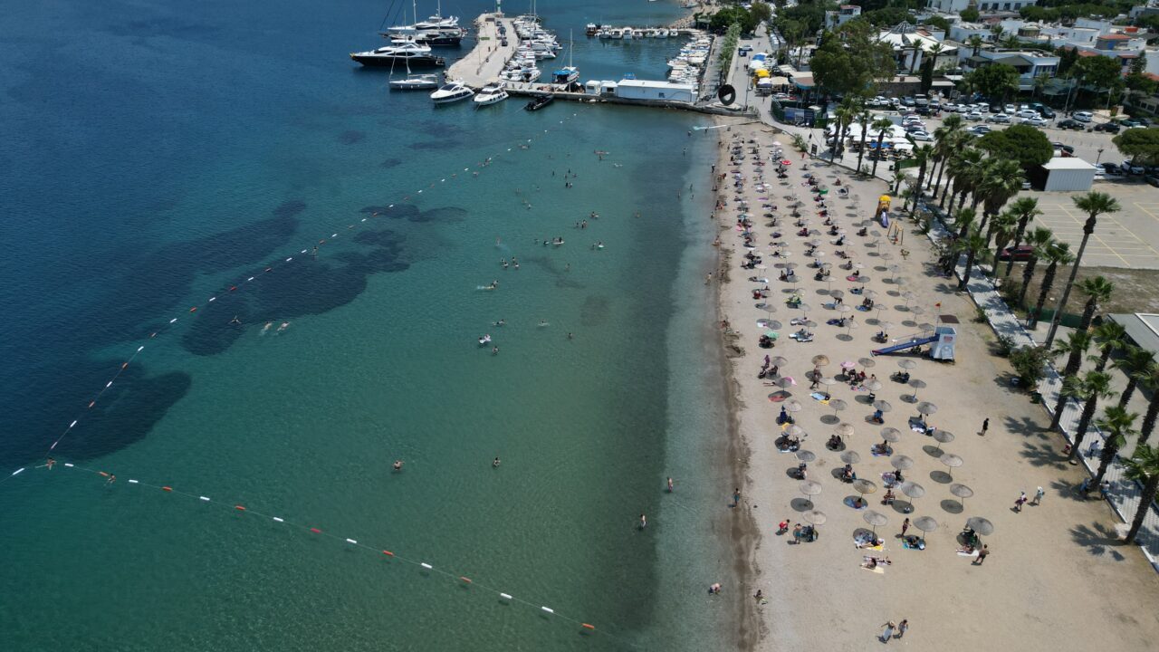 - Fethiye-Ölüdeniz kara yolunda yaklaşık 5 kilometrelik araç kuyruğu oluştu