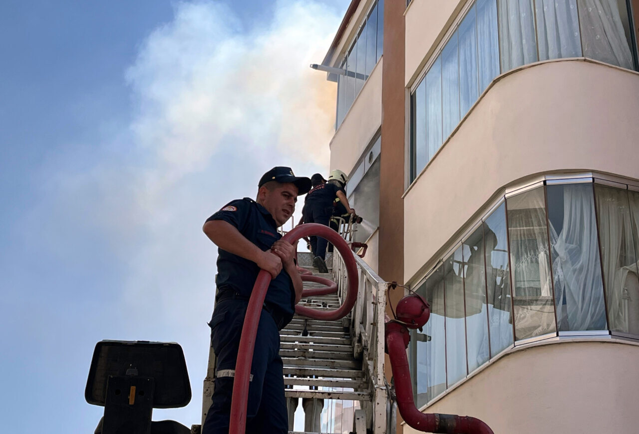 MUĞLA (AA) – Muğla'nın Menteşe ilçesinde 3 katlı binada çıkan