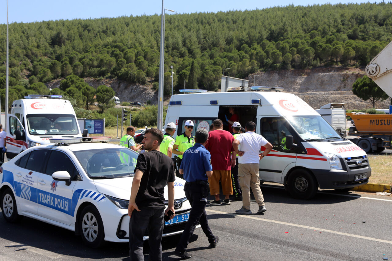 MUĞLA (AA) – Muğla'nın Menteşe ilçesinde beton mikserinin otomobile çarpması